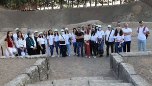 EXPO GÖNÜLLÜLERİ TELL AÇANA HÖYÜĞÜ'NÜ ZİYARET ETTİ