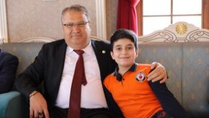 SINIF BAŞKANI SEÇİLEBİLMEK İÇİN BAŞKAN ÇERÇİ'DEN YARDIM İSTEDİ