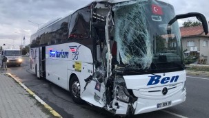 Uşak'ta yolcu otobüsü midibüse çarptı: 3 yaralı