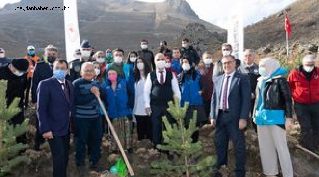 VALİ GÜNAYDIN VE BAŞKAN BÜYÜKKILIÇ'TAN "CUMHURİYET" FİDANI