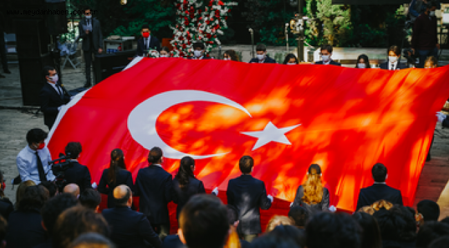 ANITKABİR'DE DALGALANAN ŞANLI BAYRAK İZMİR'DE!