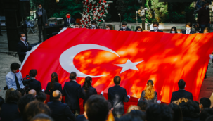 ANITKABİR'DE DALGALANAN ŞANLI BAYRAK İZMİR'DE!