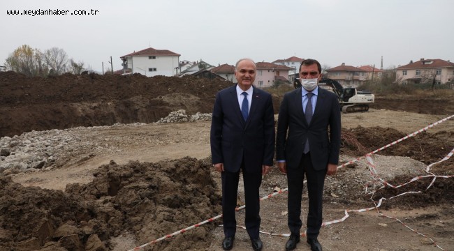 AZMİMİLLİ İLKOKULUN DA TEMEL KAZI İŞLEMİ TAMAMLANDI BAŞKAN ÖZLÜ ÇALIŞMALARI YERİNDE İNCELEDİ ÇALIŞMALARIN HIZLANDIRILMASI TALİMATI VERDİ İŞİ SIKI TUTUYOR, PROJELERİ YAKINDAN İNCELİYOR