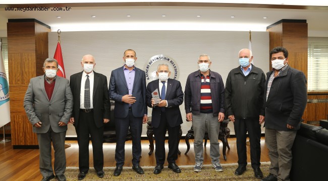 BAŞKAN BÜYÜKKILIÇ'A GÜLLÜCE MUHTARI VE HEYETİNDEN "TEŞEKKÜR" PLAKETİ