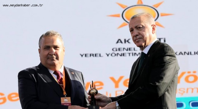 BAŞKAN ÇERÇİ ÖDÜLÜNÜ CUMHURBAŞKANI ERDOĞAN'IN ELİNDEN ALDI