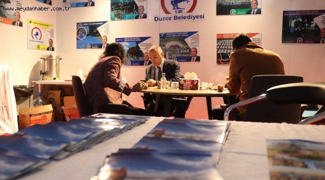 BAŞKAN, DÜZCE STANDINDA MİSAFİRLERİNİ AĞIRLADI ÖZLÜ: " GENÇLER İÇİN YENİ PROJELER HAZIRLANACAK" BAŞKAN ÖZLÜ BAŞKENT'TE DÜZCE'Yİ TANITTI