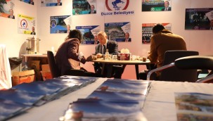 BAŞKAN, DÜZCE STANDINDA MİSAFİRLERİNİ AĞIRLADI ÖZLÜ: " GENÇLER İÇİN YENİ PROJELER HAZIRLANACAK" BAŞKAN ÖZLÜ BAŞKENT'TE DÜZCE'Yİ TANITTI