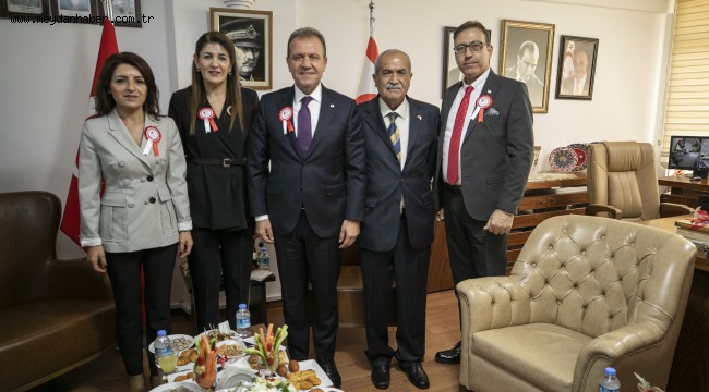 BAŞKAN SEÇER: "DÜN OLDUĞU GİBİ BUGÜN DE AYNI KARARLILIKLA VE İNANÇLA KKTC'NİN YANINDA OLACAĞIZ" BAŞKAN SEÇER, KKTC'NİN 38. KURULUŞ YIL DÖNÜMÜ DOLAYISIYLA DÜZENLENEN TEBRİK KABULÜNE KATILDI