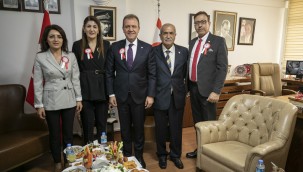 BAŞKAN SEÇER: "DÜN OLDUĞU GİBİ BUGÜN DE AYNI KARARLILIKLA VE İNANÇLA KKTC'NİN YANINDA OLACAĞIZ" BAŞKAN SEÇER, KKTC'NİN 38. KURULUŞ YIL DÖNÜMÜ DOLAYISIYLA DÜZENLENEN TEBRİK KABULÜNE KATILDI