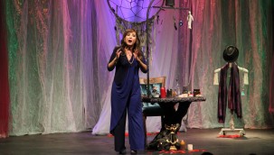 BERNA LAÇİN "HAYAL SATICISI"YLA  KADINA ŞİDDETE KARŞI SAHNEDEYDİ