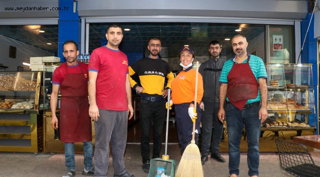 BÜYÜKŞEHİR'İN KADIN TEMİZLİK PERSONELLERİ TAKDİR TOPLUYOR VATANDAŞLAR DA ESNAF DA KADIN PERSONELLERDEN MEMNUN