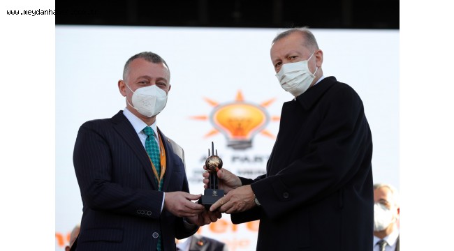 Cumhurbaşkanı Erdoğan, Başkan Büyükakın'a gençlik hizmetleri ödülünü verdi