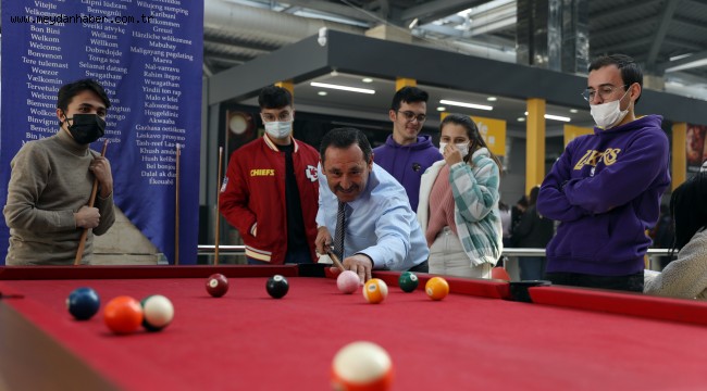 DEMİREL GENÇLERLE BİLARDA OYNADI