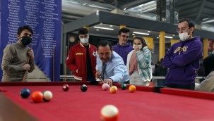 DEMİREL GENÇLERLE BİLARDA OYNADI