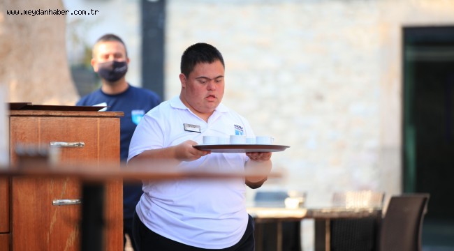 DOWN SENDROMLU YİĞİT, ÇALIŞMA AZMİYLE HERKESE ÖRNEK OLUYOR