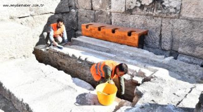 Efes Antik Tiyatrosu'ndan daha görkemli Smyrna Antik Tiyatro'sunda  sürpriz buluntu