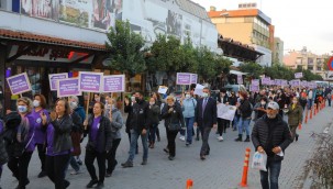 EFES SELÇUK'TA KADINLAR VE ERKEKLER ŞİDDETE KARŞI BİRLİKTE YÜRÜDÜ