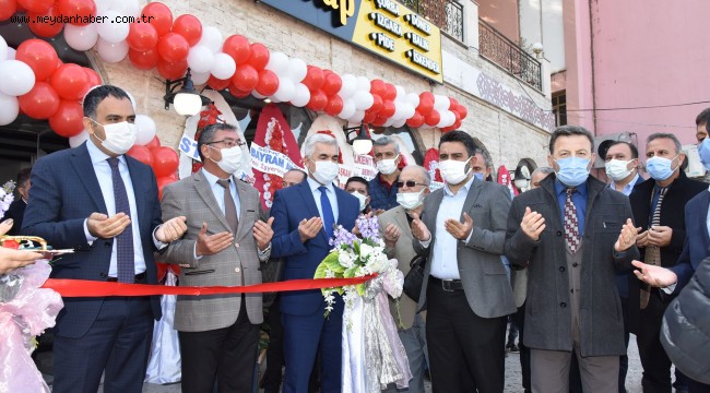 EĞİRDİR'DE  SOKAK ORTASINDA PİŞİRİLEN 32 METRE ADANA KEBABI SANİYELER İÇİNDE BİTTİ.