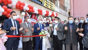 EĞİRDİR'DE  SOKAK ORTASINDA PİŞİRİLEN 32 METRE ADANA KEBABI SANİYELER İÇİNDE BİTTİ.