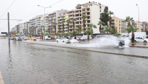 İzmir'de fırtına nedeniyle deniz taştı