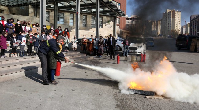 *Minik itfaiyeciler tatbikat yaptı *Yenimahalle Kreşlerinde yangın tatbikatı
