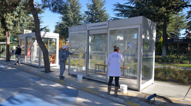 Otobüs durakları sabunlu suyla temizleniyor