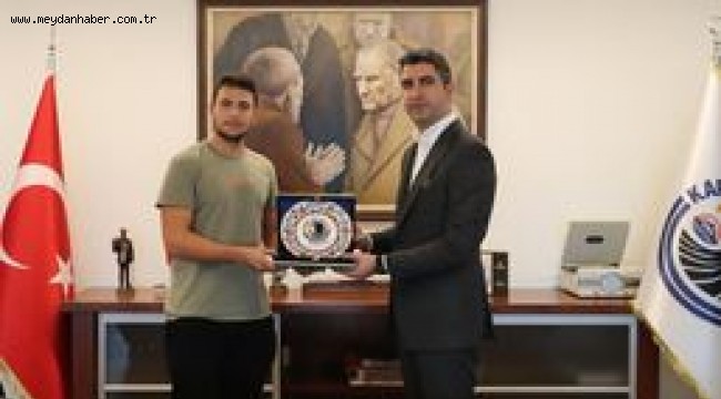 ŞAMPİYON MİLLİ KÜREKÇİ ALİ ARDIL İLGÜN'DEN BAŞKAN GÖKHAN YÜKSEL'E ZİYARET