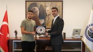 ŞAMPİYON MİLLİ KÜREKÇİ ALİ ARDIL İLGÜN'DEN BAŞKAN GÖKHAN YÜKSEL'E ZİYARET