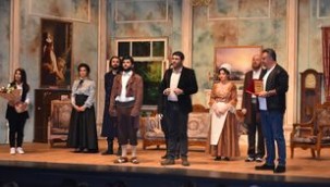 TARSUS ŞEHİR TİYATROSU ÇEHOV VODVİL OYUNUYLA ADANA FESTİVALİNDEN TAM NOT ALDI