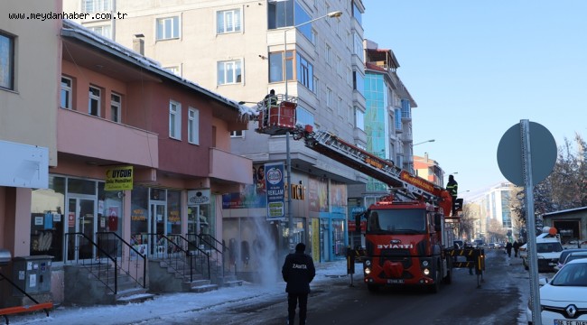 ARDAHAN'DA TEHLİKE ARZ EDEN ÇATILARDAKİ BUZ KÜTLELERİ TEMİZLENİYOR