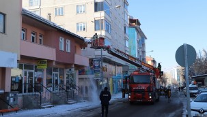 ARDAHAN'DA TEHLİKE ARZ EDEN ÇATILARDAKİ BUZ KÜTLELERİ TEMİZLENİYOR