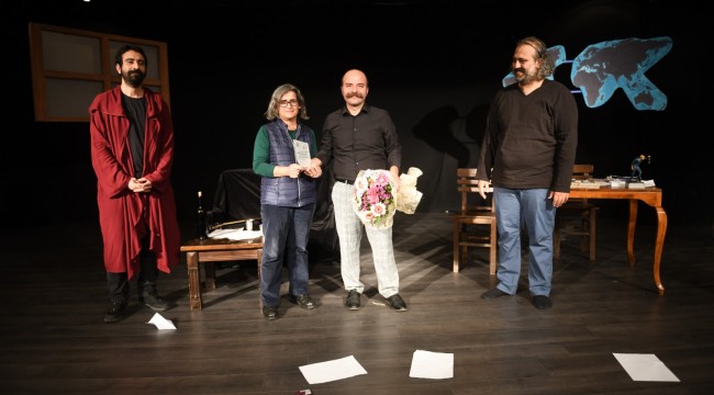 Aynamdaki Gölgeler 6. Mersin Uluslararası Tiyatro Festivali'nde sahnelendi