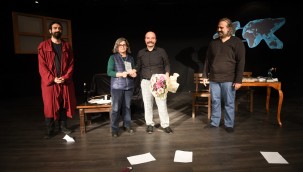 Aynamdaki Gölgeler 6. Mersin Uluslararası Tiyatro Festivali'nde sahnelendi