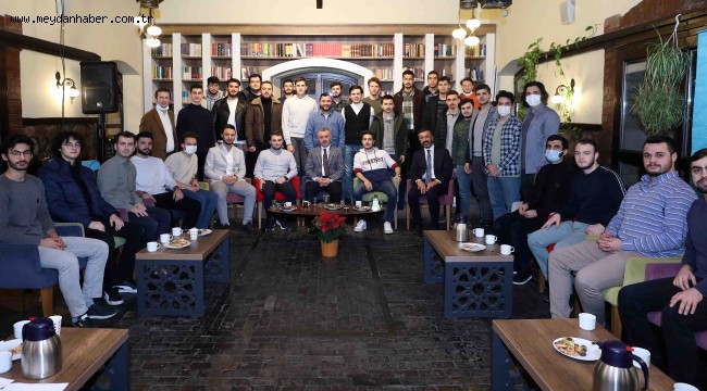 Başkan Büyükakın, üniversiteli gençlerle geleceğin Türkiye'sini konuştu