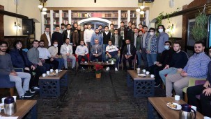 Başkan Büyükakın, üniversiteli gençlerle geleceğin Türkiye'sini konuştu