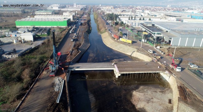 Başyiğit Caddesi ile Kanal Yolu Caddelerini birbirine bağlayacak köprüde kiriş montajı yapıldı