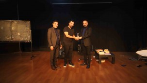 Erkek Aklı Oksimoron adlı tiyatro oyunu Kartal'da sahnelendi