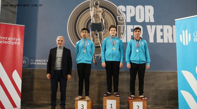 GENÇ YÜZÜCÜLERİN ŞAMPİYONLUK MÜCADELESİ NEFES KESTİ