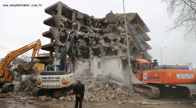 Gölcük'te depremin izleri silinmeye devam ediyor