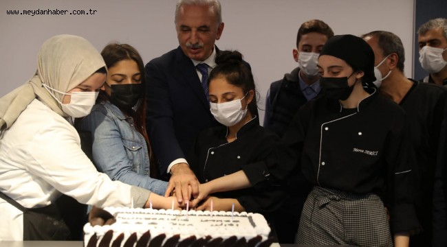 İŞİM VAR OKULA GİDİYORUM BİR YAŞINDA