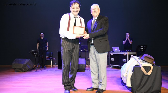 Karabağlar Bir Garip Orhan Veli'yle buluştu