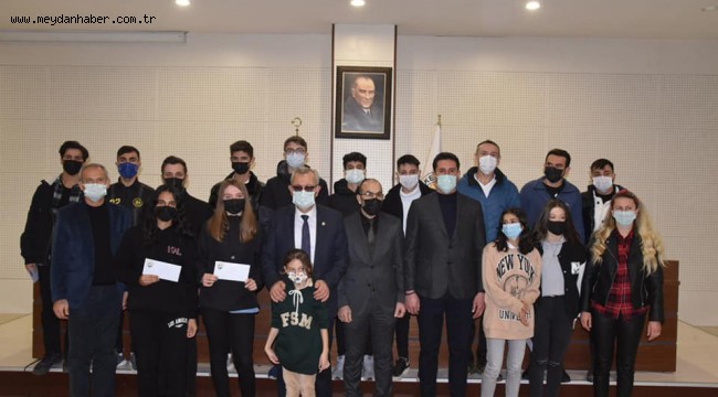 Kurtuluş Koşusu'nun Para ödülleri verildi