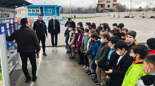 Öğrenciler 1.sınıf atık getirme merkezini gezdi