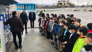 Öğrenciler 1.sınıf atık getirme merkezini gezdi