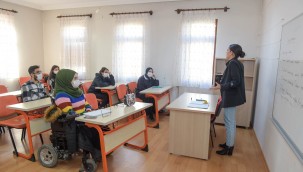 ALTINDAĞ'DA ENGELLİLER İÇİN KPSS KURSU BAŞLADI