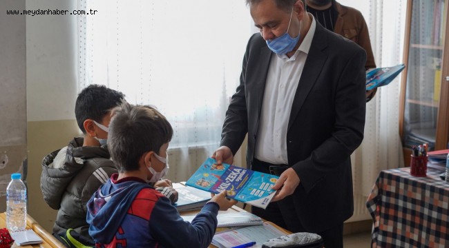 BAŞKAN ŞAHİN'DEN YARIYIL TATİLİ İÇİN  ''AKIL VE ZEKA'' İSİMLİ KİTAP HEDİYESİ