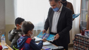 BAŞKAN ŞAHİN'DEN YARIYIL TATİLİ İÇİN  ''AKIL VE ZEKA'' İSİMLİ KİTAP HEDİYESİ