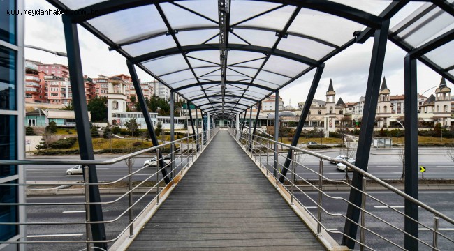 BAŞKENT YÜRÜYEN MERDİVENLİ VE ASANSÖRLÜ YENİ YAYA ÜST GEÇİTLERİNE KAVUŞUYOR