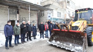 BÜYÜKŞEHİR'DEN ARA SOKAKLARDA KAR TEMİZLİĞİ