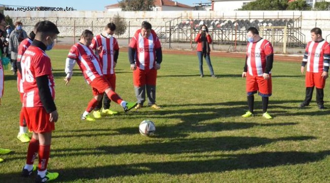 Down sendromlu öğrenciler, profesyonel sporcularla futbol oynadı